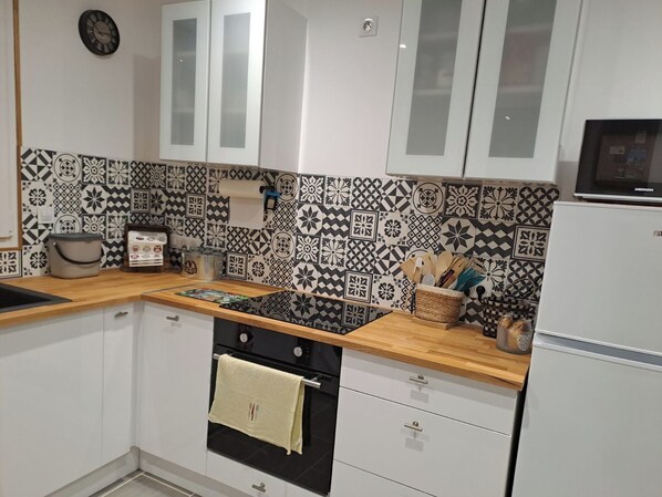 Fridge, microwave, oven, stovetop - Au Doux Rêves (Corgnac-sur-l'Isle)