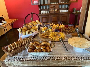 Free buffet breakfast on weekdays - VILLA MIA (Petrópolis)