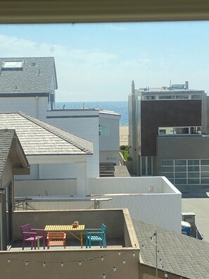 Outdoor dining - Perfect location, perfect vacation! Your beach paradise awaits! (Hermosa Beach)