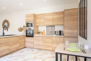 Fridge, microwave, oven, stovetop - Sauna Hammam Terrasse Hyper Centre (Nîmes)