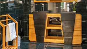 A modern bathroom with black marble walls, a wooden vanity, and a large mirror. - Sauna Hammam Terrasse Hyper Centre (Nîmes)