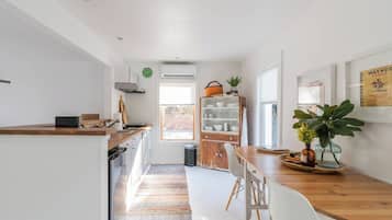 Fridge, microwave, stovetop, dishwasher