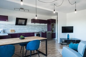 Frigorífic, microones, forn i placa de cuina 