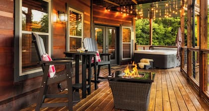 Chalet Village Cabin Sleeps 8, Mt LeConte Views, Hot Tub