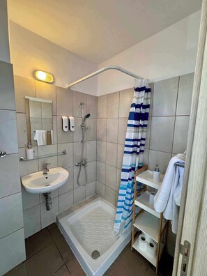 Basic-lejlighed - balkon - strandudsigt | Badeværelse | Bruser, håndklæder, Sæbe, Shampoo