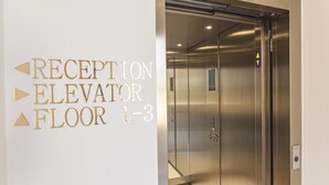 A reception elevator with a sign indicating it leads to the reception and floors 1-3. - Luxus Villa M - Apartment 1 (Croatia)