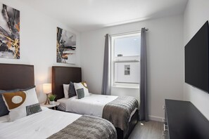 5 bedrooms, desk, iron/ironing board - Magic Manor by Avantstay Pool 30min to Disney (Davenport)