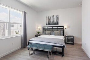 5 bedrooms, desk, iron/ironing board - Magic Manor by Avantstay Pool 30min to Disney (Davenport)