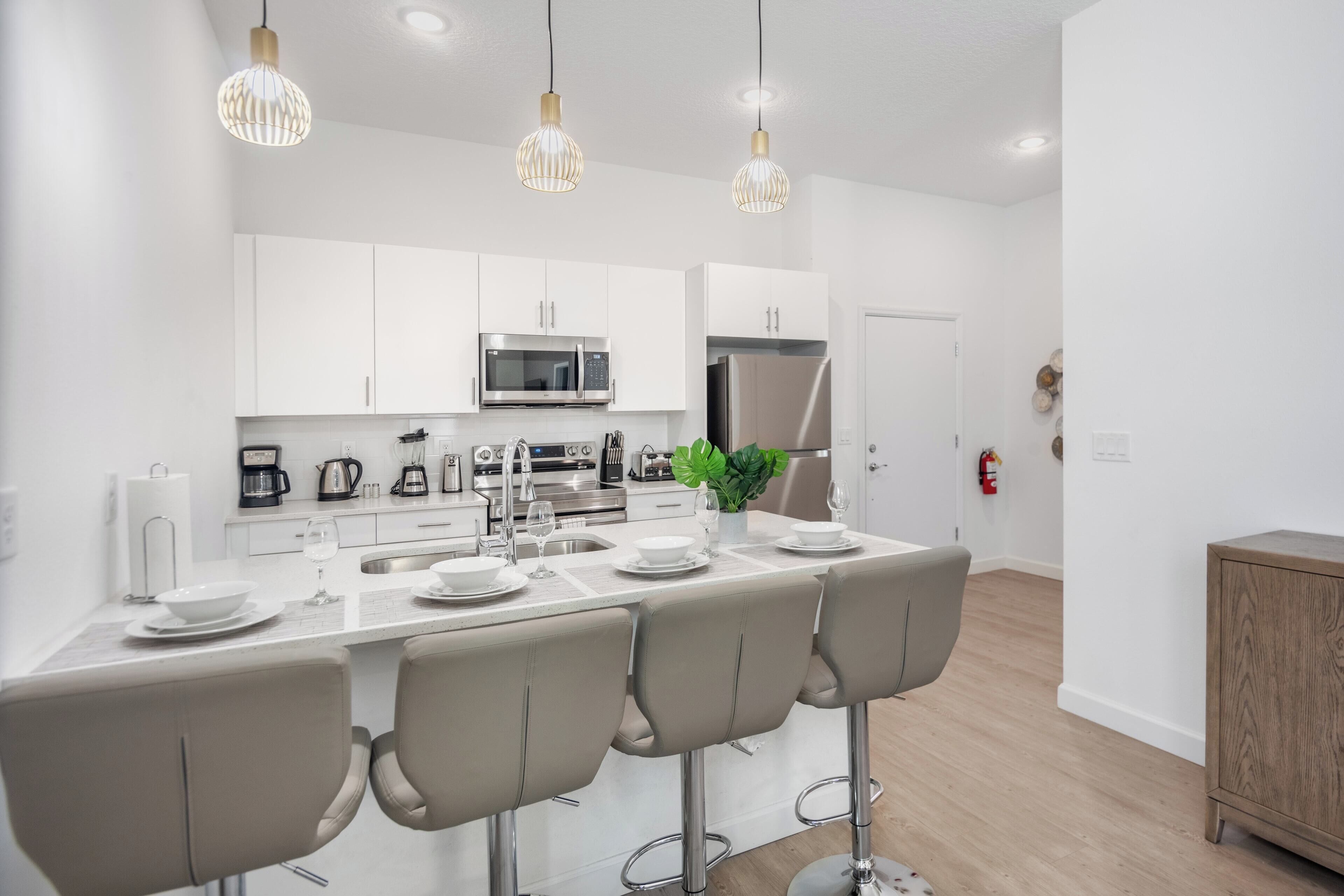 Geladeira, micro-ondas, fogão, cooktop