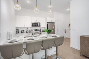 Fridge, microwave, oven, stovetop - Magic Manor by Avantstay Pool 30min to Disney (Davenport)