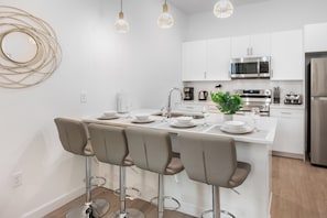 Fridge, microwave, oven, stovetop - Magic Manor by Avantstay Pool 30min to Disney (Davenport)