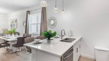 Frigorífico, microondas, horno y placa de cocina