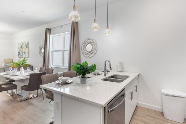 Fridge, microwave, oven, stovetop - Magic Manor by Avantstay Pool 30min to Disney (Davenport)