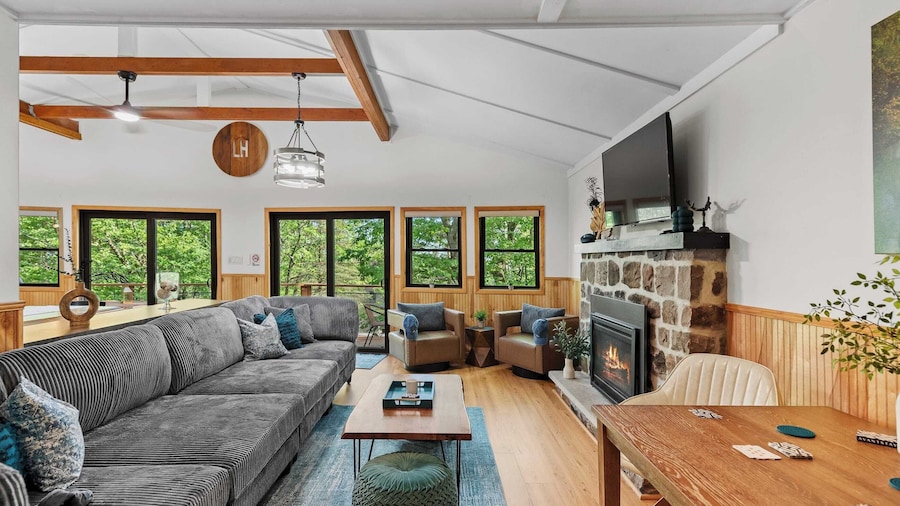 Summit Shores Tranquil Escape Designed for Groups w/ Hot Tub, Fire Pit + Game Room