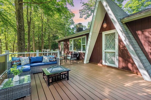 Tomhickon by Avantstay Walk to Lake Firepit + Deck