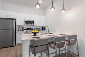 Fridge, microwave, oven, stovetop - Radiant Realm - Avantstay 30mins to Disney + Private Pool (Davenport)