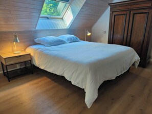 4 bedrooms, iron/ironing board, free WiFi, bed sheets - A unique countryside escape in a charming, distinctive home (Plusquellec)