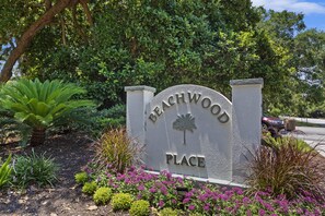 Property grounds - How You Dune - Coligny Beach View - Monthly Rates Through 2/28/26! (Hilton Head)