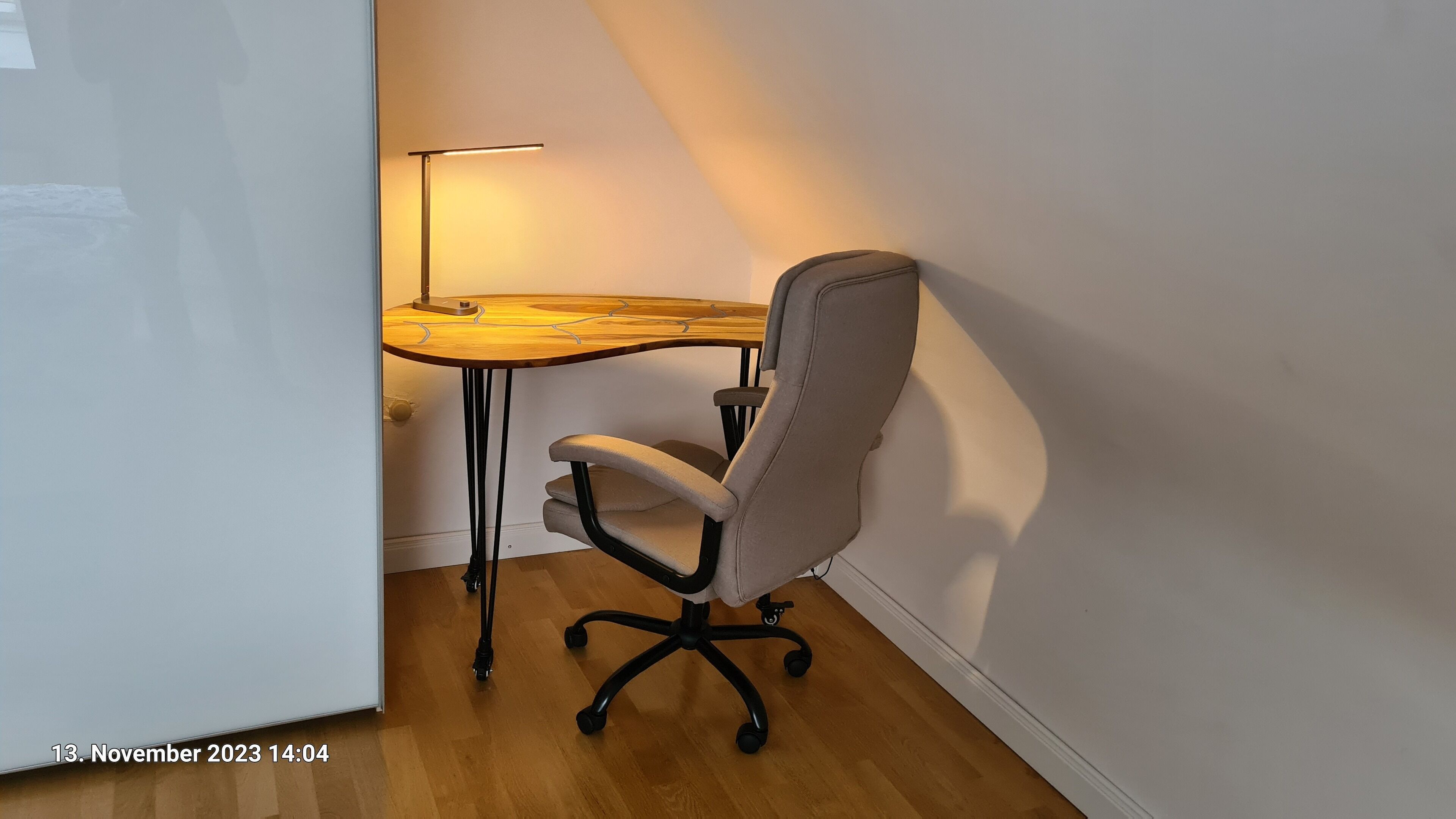 Un pequeño espacio de oficina con un escritorio y una silla.