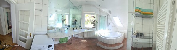 Sèche-cheveux, bidet, serviettes fournies, savon