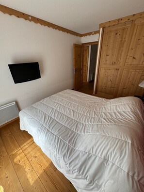 3 bedrooms, iron/ironing board