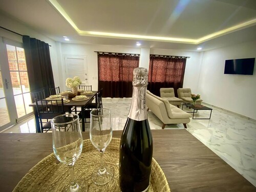 Espaciosa y Comoda Casa en Frente de la Plazajazz