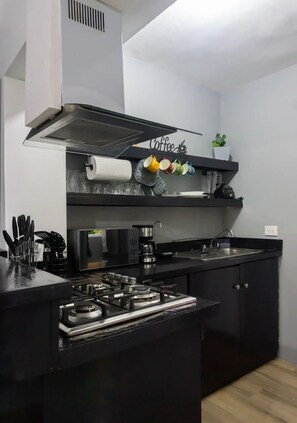 Refrigerador, microondas, parrilla de estufa y cafetera y tetera 