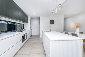 KĂŒhlschrank, Mikrowelle, Ofen, Herdplatte