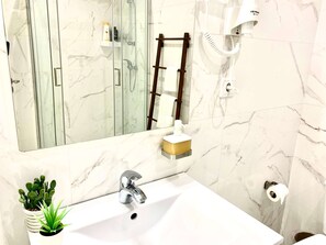 Shower, free toiletries, hair dryer, towels - Red Apartment em Fátima a 250m do Santuário (Fátima)