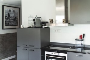 Frigorífico, microondas, horno y placa de cocina