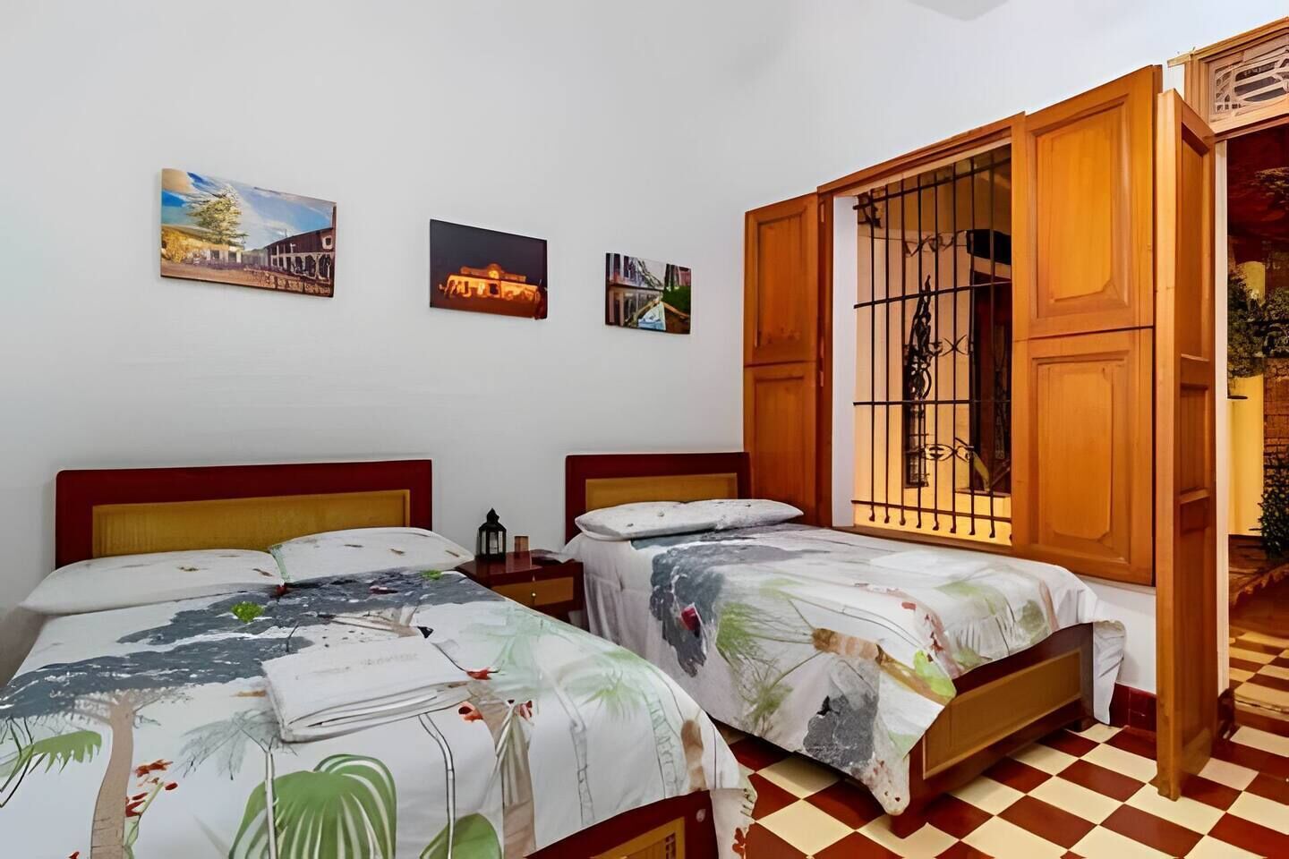 5 室のベッドルーム、WiFi (無料)、ベッドシーツ