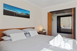 4 bedrooms, iron/ironing board, WiFi, bed sheets