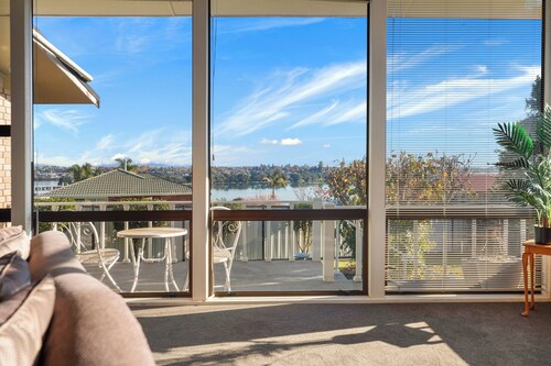Hill Top House - Tauranga Holiday Home