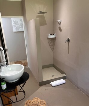 Ducha, secador de pelo, toallas, jabón