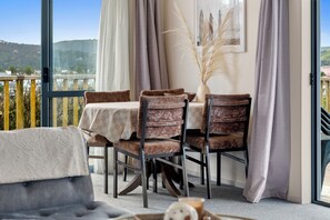 Living area - Raglan Beach Retreat - Raglan Holiday Home (Raglan)