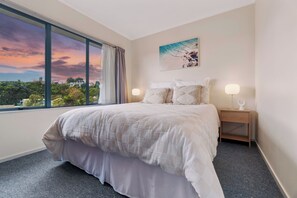 2 bedrooms, iron/ironing board, WiFi, bed sheets - Raglan Beach Retreat - Raglan Holiday Home (Raglan)