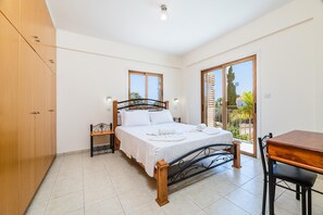 2 bedrooms, in-room safe, iron/ironing board, free WiFi - Villa Stephanie Oasis - Charming Ayia Thekla Getaway (Ayia Napa)