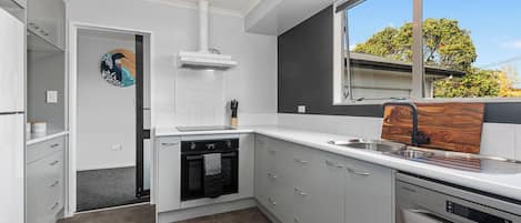 KĂŒhlschrank, Mikrowelle, GeschirrspĂŒler, Toaster