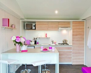 Kühlschrank, Mikrowelle, Herdplatte, Geschirrspüler