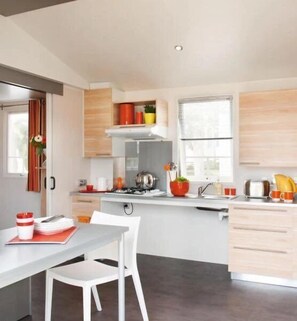 Fridge, microwave, stovetop, toaster - Camping 3 étoiles - Parc aquatique - eeeedd (Plobannalec-Lesconil)