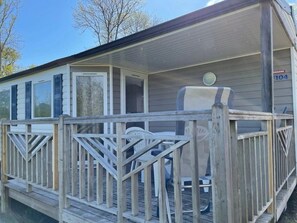 Terrace/patio - Camping 3 étoiles - Piscine  - eeeege (Argences-en-Aubrac)