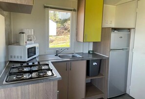 Réfrigérateur, micro-ondes, plaque de cuisson