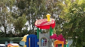 Una estructura de juegos infantil colorida con toboganes y elementos para escalar.
