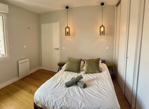 1 habitación, tabla de planchar con plancha y cuna de viaje 