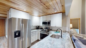 Fridge, microwave, oven, dishwasher - Updated 4BR Stemwinder, just steps to slope! by RedAwning (Snowshoe)