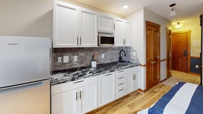 WiFi, bed sheets - Cozy Studio in Highland House - direct to slopes! by RedAwning (Snowshoe)