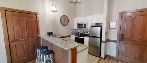 Réfrigérateur, four à micro-ondes, un four, lave-vaisselle