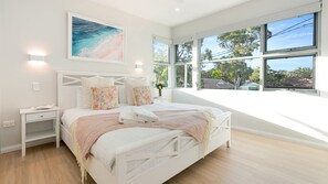 5 slaapkamers, een strijkplank/strijkijzer, reisbedje, wifi