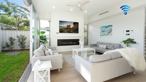 Smart TV, fireplace, ping pong, offices - Elliniko -  Pet friendly with fireplace (Callala Beach)