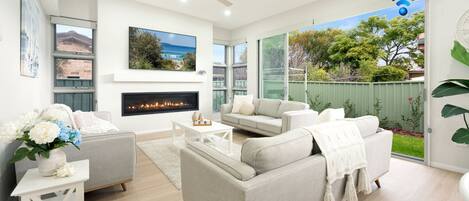 Smart TV, chimenea, tenis de mesa y oficina